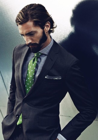 Come indossare e abbinare una cravatta verde menta: Opta per un abito nero e una cravatta verde menta per un look elegante e di classe.