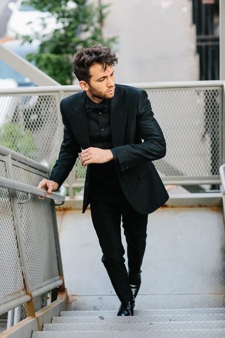 Quale abito indossare con scarpe derby nere: Prova ad abbinare un abito con una camicia elegante nera per un look elegante e alla moda. Scegli un paio di scarpe derby nere per un tocco più rilassato.