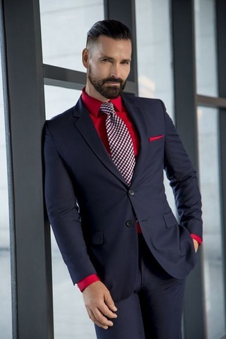 Come indossare e abbinare un fazzoletto da taschino rosso: Scegli un outfit composto da un abito nero e un fazzoletto da taschino rosso per vestirti casual.