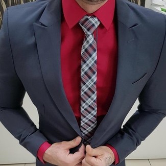 Look alla moda per uomo: Abito nero, Camicia elegante rossa, Cravatta scozzese bordeaux