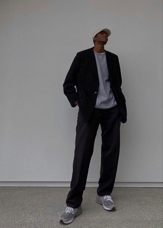 Come indossare e abbinare una felpa grigia per un uomo di 30 anni in primavera 2024: Prova a combinare una felpa grigia con un abito nero per un look elegante e alla moda. Per distinguerti dagli altri, scegli un paio di scarpe sportive grigie. È eccellente scelta per tuo outfit primaverile!