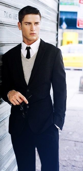 Quale camicia elegante indossare con un abito nero per un uomo di 30 anni in autunno 2024: Opta per un abito nero e una camicia elegante come un vero gentiluomo. Ecco un look autunnale ideale per il tuo.
