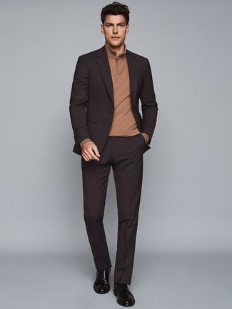 Come indossare e abbinare un maglione con zip beige in modo formale: Potresti abbinare un maglione con zip beige con un abito nero per un look elegante e alla moda. Questo outfit si abbina perfettamente a un paio di scarpe derby in pelle nere.