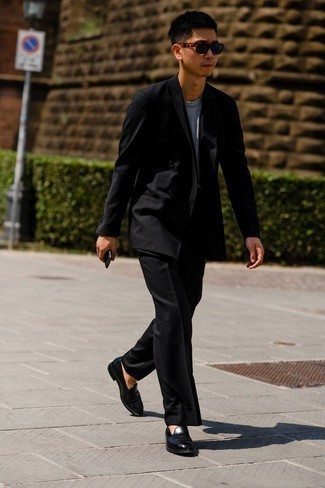 Quale mocassini eleganti indossare con un abito nero: Punta su un abito nero e una t-shirt girocollo grigia, perfetto per il lavoro. Scegli un paio di mocassini eleganti per mettere in mostra il tuo gusto per le scarpe di alta moda.