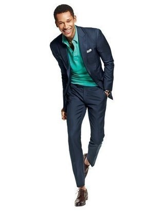 Come indossare e abbinare un abito blu per un uomo di 20 anni quando fa caldo in modo smart-casual: Combina un abito blu con un polo verde, perfetto per il lavoro. Scegli un paio di scarpe derby in pelle marrone scuro come calzature per un tocco virile.