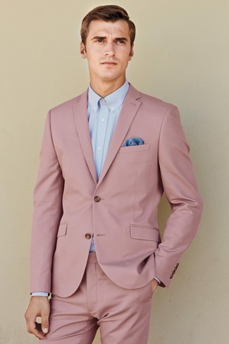 Come indossare e abbinare un abito rosa per un uomo di 30 anni quando fa caldo: Potresti indossare un abito rosa e una camicia elegante azzurra come un vero gentiluomo.