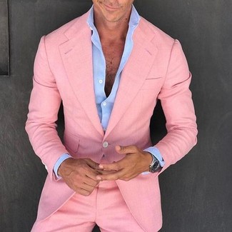 Come indossare e abbinare un abito rosa per un uomo di 30 anni quando fa caldo: Scegli un outfit composto da un abito rosa e una camicia elegante azzurra come un vero gentiluomo.