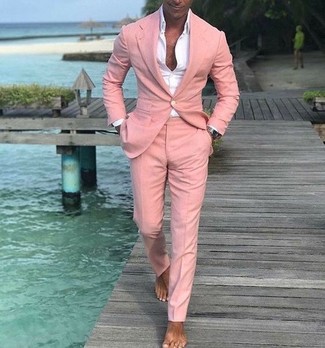 Come indossare e abbinare un abito rosa per un uomo di 30 anni quando fa caldo: Scegli un outfit composto da un abito rosa e una camicia elegante bianca per un look elegante e alla moda.