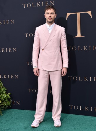 Look di Nicholas Hoult: Abito rosa, Camicia elegante bianca, Scarpe sportive rosa