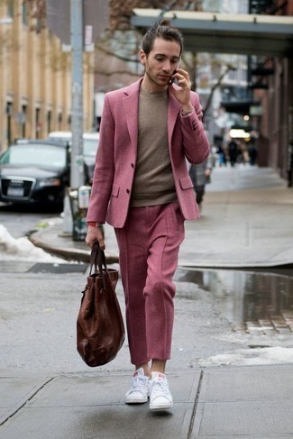 Come indossare e abbinare un abito rosa in primavera 2025 in modo smart-casual: Prova ad abbinare un abito rosa con un maglione girocollo marrone per essere sofisticato e di classe. Se non vuoi essere troppo formale, mettiti un paio di sneakers basse in pelle bianche. L'outfit per questa stagione primaverile, non preoccupatevi, ve lo consigliamo noi.