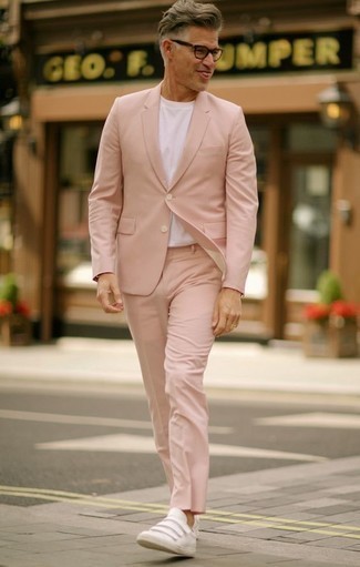 Quale sneakers basse indossare con un abito rosa: Coniuga un abito rosa con una t-shirt girocollo bianca per un abbigliamento elegante ma casual. Non vuoi calcare troppo la mano con le scarpe? Indossa un paio di sneakers basse per la giornata.