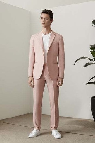 Come indossare e abbinare un abito rosa per un uomo di 20 anni: Potresti abbinare un abito rosa con una t-shirt girocollo bianca per creare un look smart casual. Per distinguerti dagli altri, opta per un paio di sneakers basse di tela bianche.