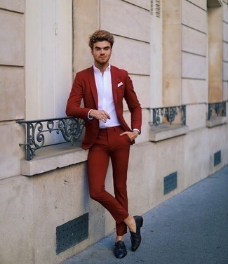 Come indossare e abbinare un abito rosso quando fa caldo: Scegli un abito rosso e una camicia elegante bianca per un look elegante e di classe. Per un look più rilassato, calza un paio di mocassini con nappine in pelle blu scuro.