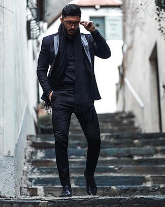 Come indossare e abbinare una sciarpa nera per un uomo di 30 anni: Coniuga un abito nero con una sciarpa nera per un look spensierato e alla moda. Indossa un paio di scarpe derby in pelle nere per dare un tocco classico al completo.