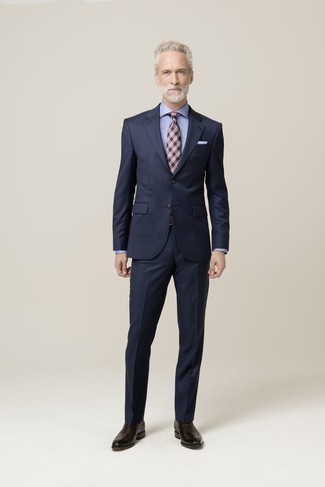Come indossare e abbinare una cravatta per un uomo di 50 anni: Indossa un abito blu scuro e una cravatta per un look elegante e alla moda. Per distinguerti dagli altri, mettiti un paio di scarpe oxford in pelle marrone scuro.