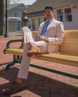 Come indossare e abbinare una cravatta azzurra per un uomo di 20 anni quando fa caldo: Punta su un abito rosa e una cravatta azzurra per un look elegante e alla moda. Aggiungi un tocco fantasioso indossando un paio di scarpe oxford in pelle scamosciata marroni.