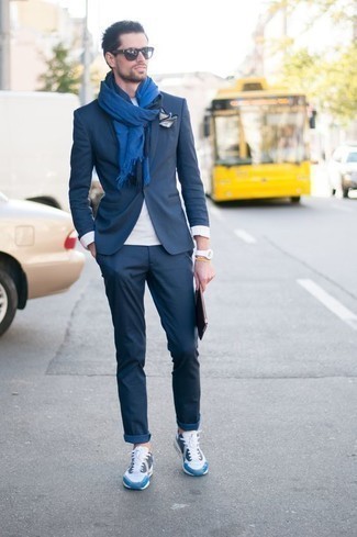 Come indossare e abbinare un abito blu scuro per un uomo di 30 anni in modo smart-casual: Mostra il tuo stile in un abito blu scuro come un vero gentiluomo. Opta per un paio di scarpe sportive bianche e blu per un tocco più rilassato.