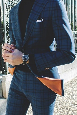 Come indossare e abbinare un dolcevita nero con un abito scozzese blu scuro per un uomo di 30 anni: Opta per un abito scozzese blu scuro e un dolcevita nero se preferisci uno stile ordinato e alla moda.