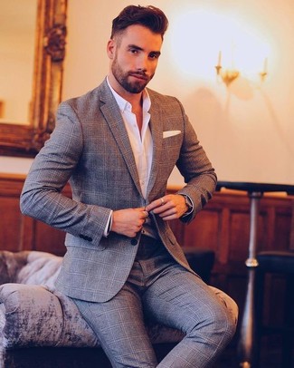 Quale camicia elegante indossare con un abito grigio per un uomo di 20 anni: Punta su un abito grigio e una camicia elegante come un vero gentiluomo.
