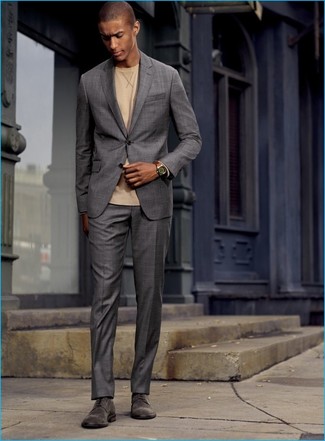 Look alla moda per uomo: Abito scozzese grigio, Maglione girocollo marrone chiaro, Scarpe derby in pelle scamosciata grigie