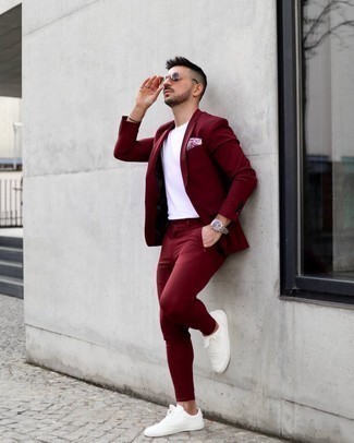 Come indossare e abbinare un abito per un uomo di 30 anni in modo smart-casual: Punta su un abito per un look elegante e di classe. Per un look più rilassato, calza un paio di sneakers basse di tela bianche.