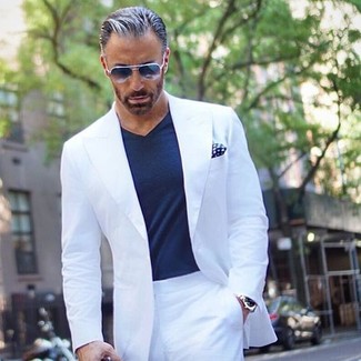Come indossare e abbinare una t-shirt con scollo a v blu scuro con un abito bianco: Indossa un abito bianco e una t-shirt con scollo a v blu scuro per un abbigliamento elegante ma casual.