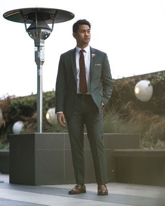 Come indossare e abbinare una cravatta marrone per un uomo di 20 anni: Combina un abito verde scuro con una cravatta marrone per essere sofisticato e di classe. Abbina questi abiti a un paio di mocassini eleganti in pelle marroni.