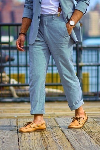 Quale scarpe da barca indossare con una t-shirt girocollo bianca per un uomo di 30 anni quando fa caldo in modo smart-casual: Scegli un outfit composto da una t-shirt girocollo bianca e un abito a righe verticali azzurro per un abbigliamento elegante ma casual. Abbina questi abiti a un paio di scarpe da barca.