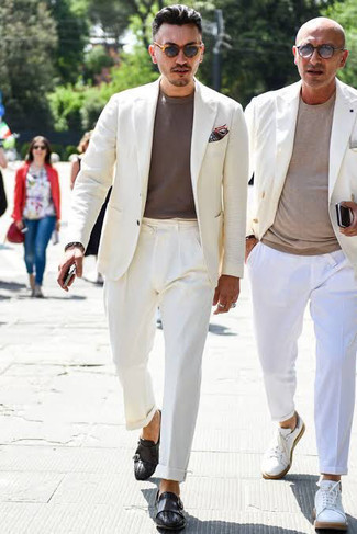 Come indossare e abbinare un abito bianco per un uomo di 30 anni in modo smart-casual: Metti un abito bianco e una t-shirt girocollo marrone per essere elegante ma non troppo formale. Sfodera il gusto per le calzature di lusso e mettiti un paio di scarpe double monk in pelle nere.