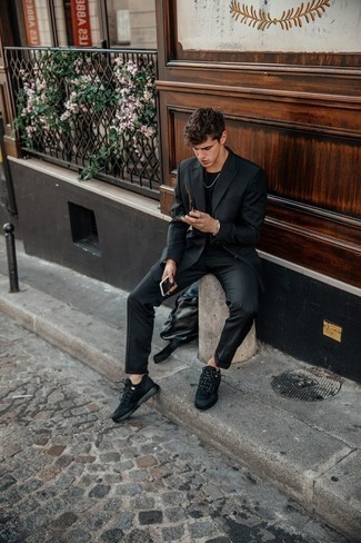 Quale scarpe indossare con un abito nero per un uomo di 20 anni: Indossa un abito nero e una t-shirt girocollo nera per un drink dopo il lavoro. Per un look più rilassato, scegli un paio di scarpe sportive nere come calzature.