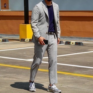 Quale scarpe sportive indossare con un abito grigio per un uomo di 30 anni in modo smart-casual: Punta su un abito grigio e una t-shirt girocollo blu scuro, perfetto per il lavoro. Per un look più rilassato, opta per un paio di scarpe sportive.