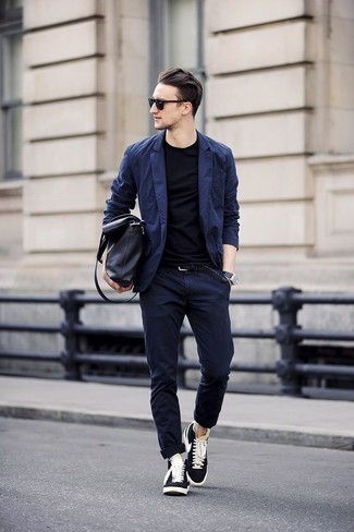 Come indossare e abbinare sneakers alte nere quando fa caldo in modo smart-casual: Vestiti con un abito blu scuro e una t-shirt girocollo blu scuro per un look davvero alla moda. Vuoi osare? Completa il tuo look con un paio di sneakers alte nere.