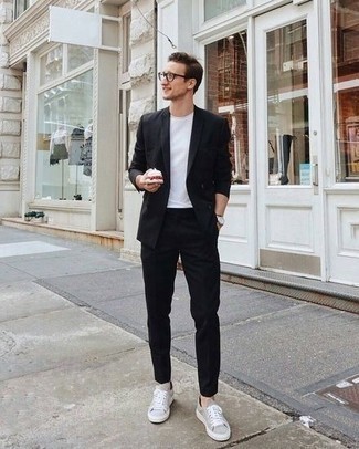 Come indossare e abbinare sneakers basse grigie per un uomo di 20 anni: Potresti indossare un abito nero e una t-shirt girocollo bianca, perfetto per il lavoro. Calza un paio di sneakers basse grigie per avere un aspetto più rilassato.