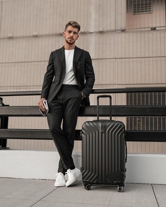 Come indossare e abbinare una valigia grigia: Prova a combinare un abito di lana grigio scuro con una valigia grigia per un look semplice, da indossare ogni giorno. Sneakers basse di tela bianche sono una splendida scelta per completare il look.