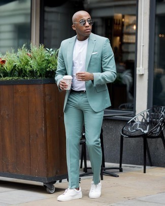 Look alla moda per uomo: Abito verde menta, T-shirt girocollo bianca, Sneakers basse di tela bianche, Fazzoletto da taschino bianco