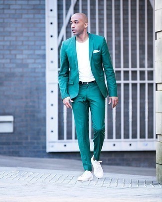 Come indossare e abbinare un abito verde menta per un uomo di 30 anni: Prova a combinare un abito verde menta con una t-shirt girocollo bianca per essere elegante ma non troppo formale. Se non vuoi essere troppo formale, prova con un paio di sneakers basse di tela bianche.