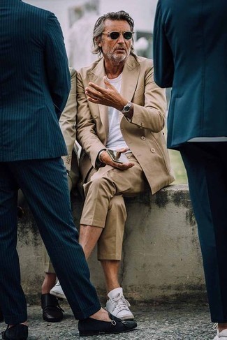 Come indossare e abbinare occhiali da sole per un uomo di 50 anni: Scegli un outfit composto da un abito marrone chiaro e occhiali da sole per vestirti casual. Perfeziona questo look con un paio di sneakers basse di tela bianche.
