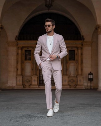 Come indossare e abbinare un abito rosa per un uomo di 30 anni: Abbina un abito rosa con una t-shirt girocollo bianca se cerchi uno stile ordinato e alla moda. Indossa un paio di sneakers basse di tela bianche per avere un aspetto più rilassato.