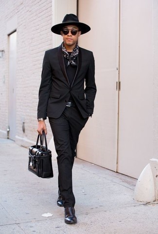 Come indossare e abbinare una cintura nera in modo smart-casual: Indossa un abito nero con una cintura nera per un look trendy e alla mano. Impreziosisci il tuo outfit con un paio di stivali chelsea in pelle neri.