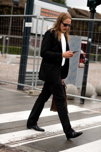 Quale stivali chelsea indossare con un abito nero in modo smart-casual: Indossa un abito nero con una t-shirt girocollo bianca, perfetto per il lavoro. Sfodera il gusto per le calzature di lusso e indossa un paio di stivali chelsea.