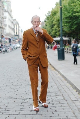 Come indossare e abbinare un abito per un uomo di 60 anni: Scegli un outfit composto da un abito e una camicia elegante grigia per essere sofisticato e di classe. Se non vuoi essere troppo formale, opta per un paio di scarpe derby in pelle bianche.