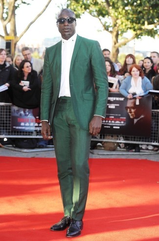 Look di Dermot O'Leary: Abito verde, Camicia elegante bianca, Scarpe oxford in pelle nere