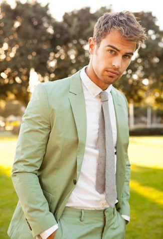 Come indossare e abbinare un abito verde menta per un uomo di 30 anni: Potresti abbinare un abito verde menta con una camicia elegante bianca per essere sofisticato e di classe.