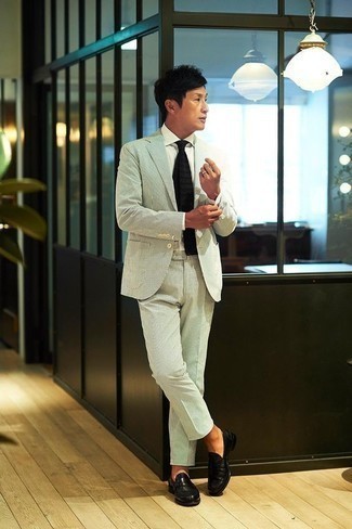 Look alla moda per uomo: Abito verde menta, Camicia elegante bianca, Mocassini eleganti in pelle neri, Cravatta a righe orizzontali nera