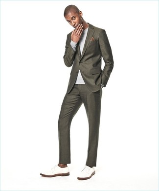 Quale scarpe derby indossare con un maglione girocollo grigio scuro per un uomo di 30 anni in modo formale: Opta per un maglione girocollo grigio scuro e un abito verde oliva per una silhouette classica e raffinata Scarpe derby sono una splendida scelta per completare il look.