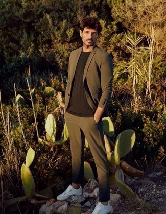 Look alla moda per uomo: Abito verde oliva, T-shirt girocollo marrone scuro, Sneakers basse di tela bianche