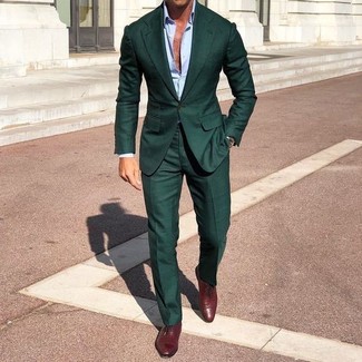 Come indossare e abbinare un abito verde scuro quando fa caldo: Scegli uno stile classico in un abito verde scuro e una camicia elegante azzurra. Questo outfit si abbina perfettamente a un paio di scarpe oxford in pelle bordeaux.