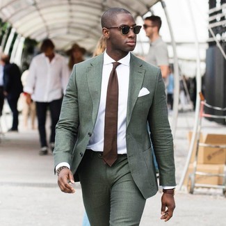 Look alla moda per uomo: Abito verde scuro, Camicia elegante bianca, Cravatta marrone, Fazzoletto da taschino bianco