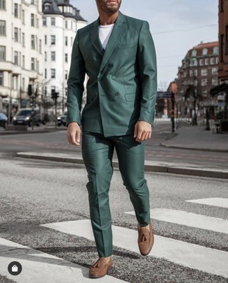 Look alla moda per uomo: Abito verde scuro, T-shirt girocollo bianca, Mocassini con nappine in pelle marroni