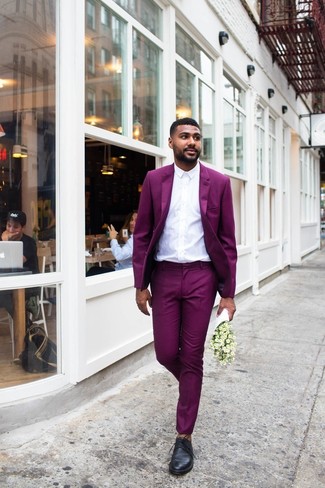 Come indossare e abbinare un abito viola: Combina un abito viola con una camicia elegante bianca per un look elegante e alla moda. Se non vuoi essere troppo formale, opta per un paio di scarpe derby in pelle nere.